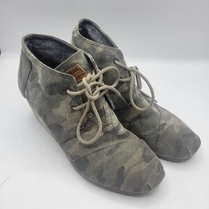 Tom's Camo print booties size 9